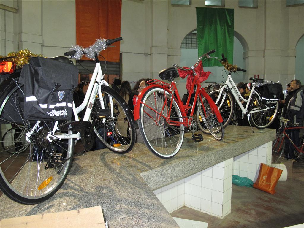 &quot;Tu scendi e sali in bici e siam tutti più felici&quot;