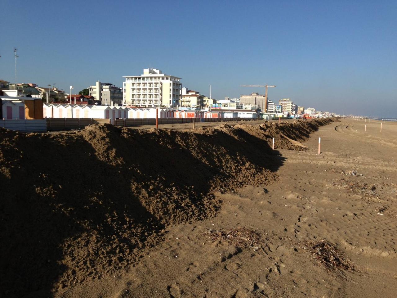 Manutenzione delle spiagge. La burocrazia gallipolina non consente ciò che a Riccione si può fare