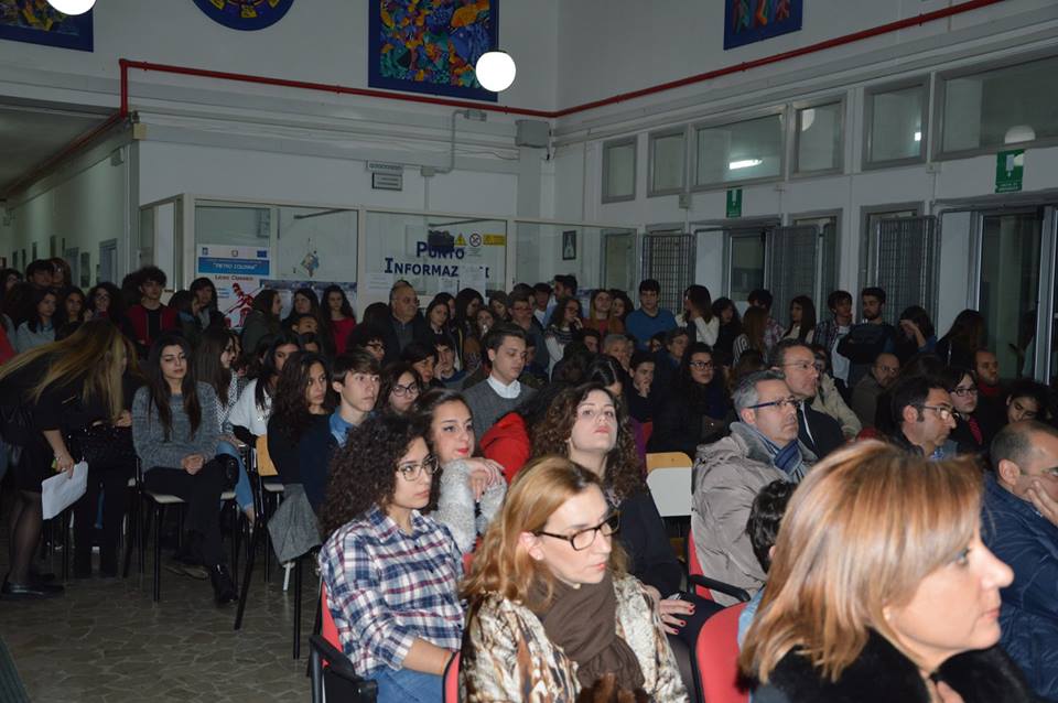 E Felice a mezzanotte spense la luce