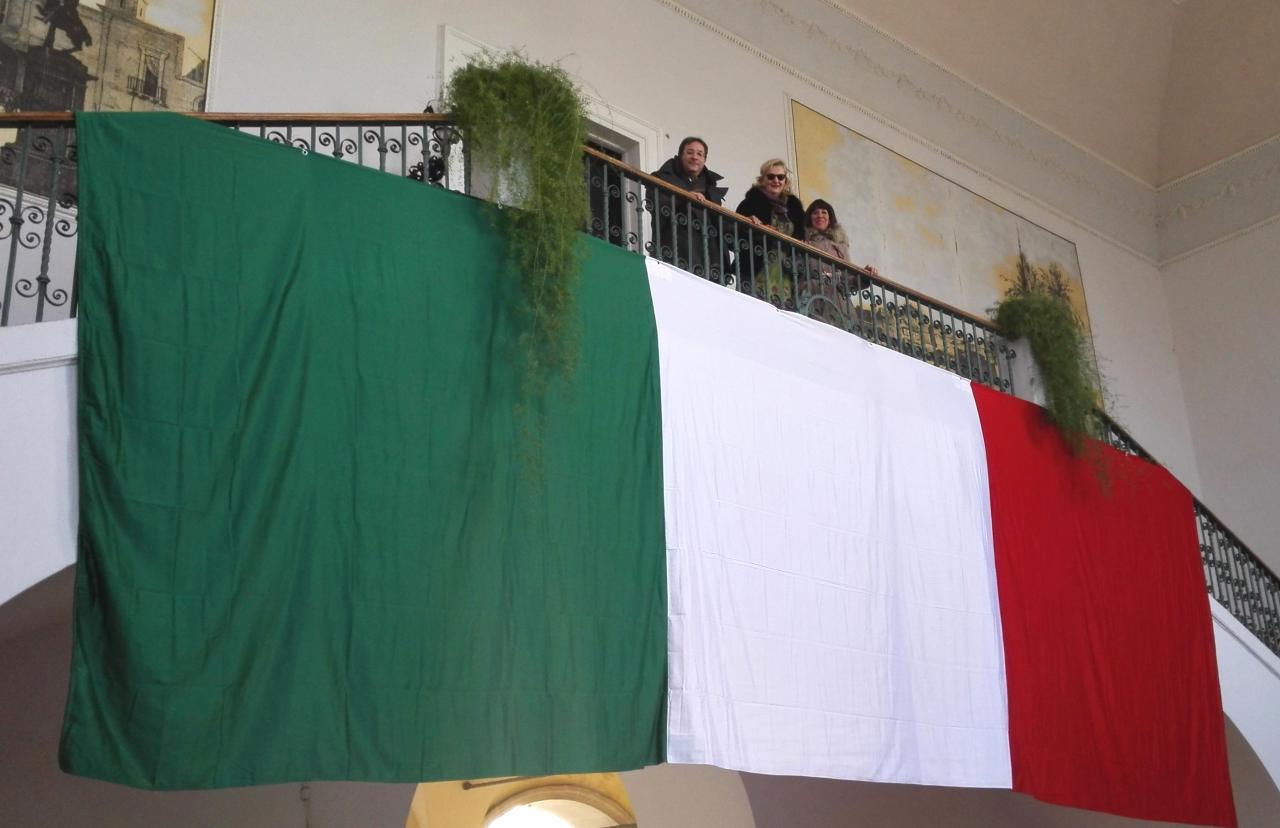 Il grande tricolore a Palazzo dei Celestini per il Presidente della Repubblica Il grande tricolore a Palazzo dei Celestini per il Presidente della Repubblica