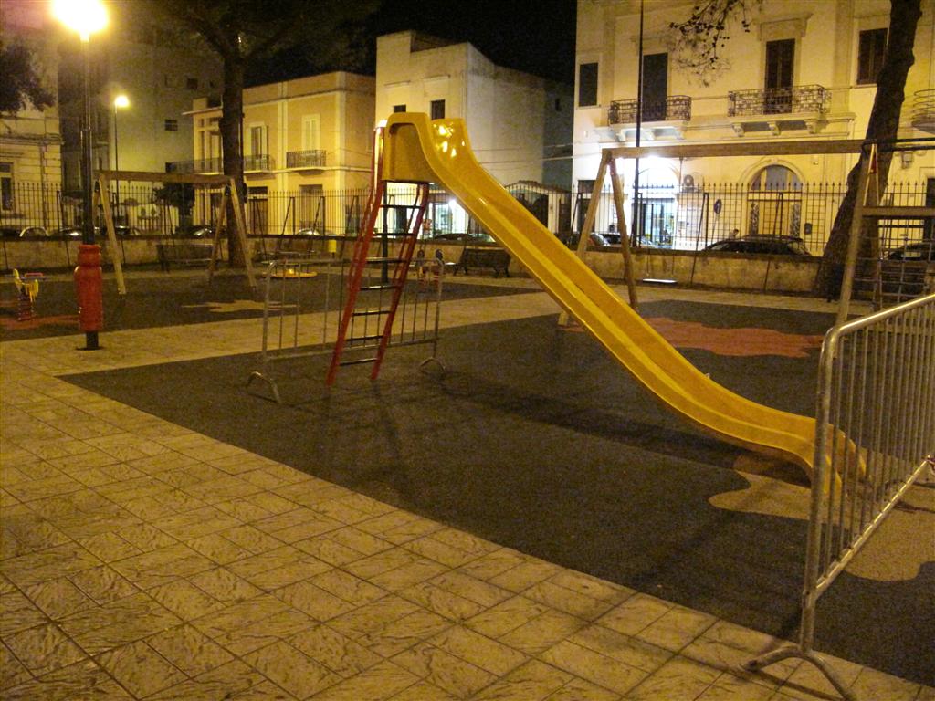 'Villetta San Francesco', i cancelli non si chiudono e di notte il parco giochi rimane in balia dei vandali