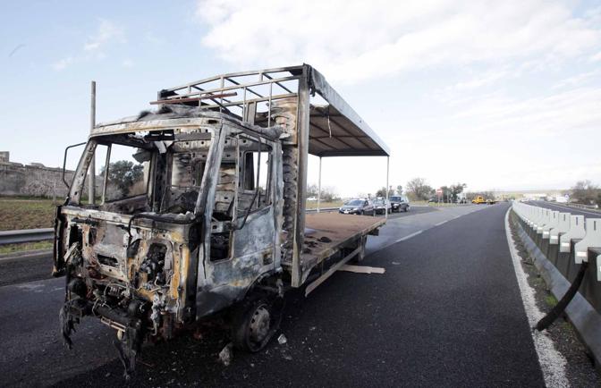 Armati contro un portavalori, assalto tra le fiamme Armati contro un portavalori, assalto tra le fiamme