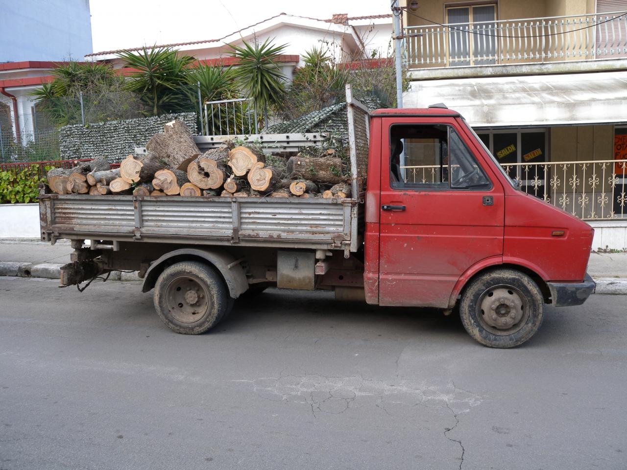 Furto di legna, arrestati tre pregiudicati 