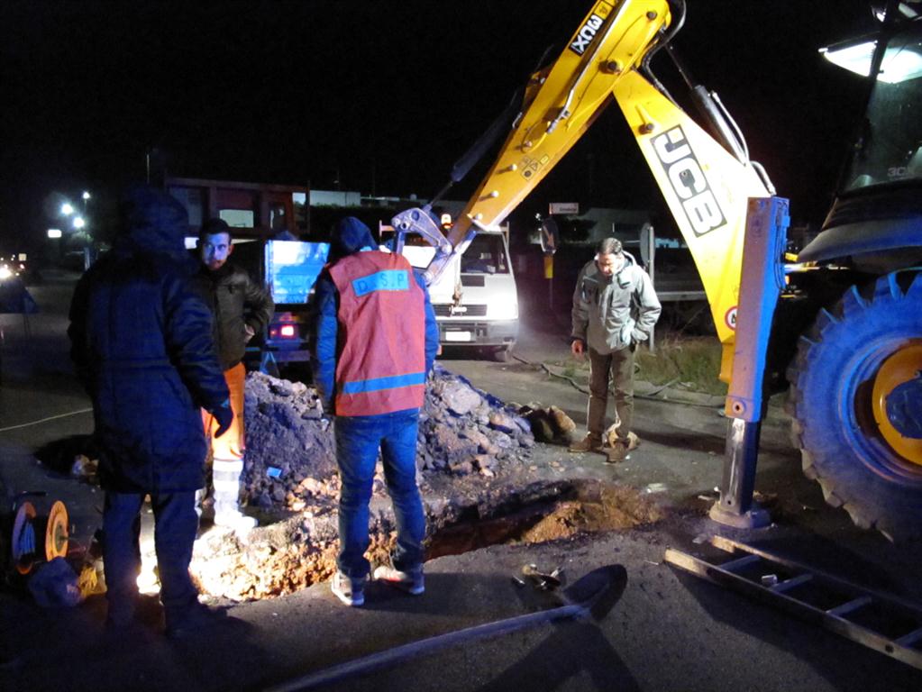 Sprofonda l'asfalto sulla via per Lecce, traffico rallentato