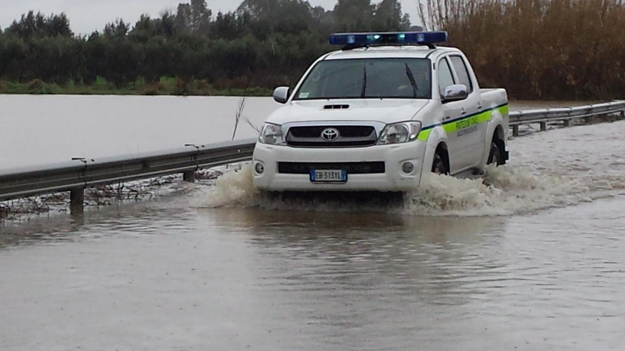 Esonda il Canale dell'Asso, pericolo sulla Noha-Aradeo