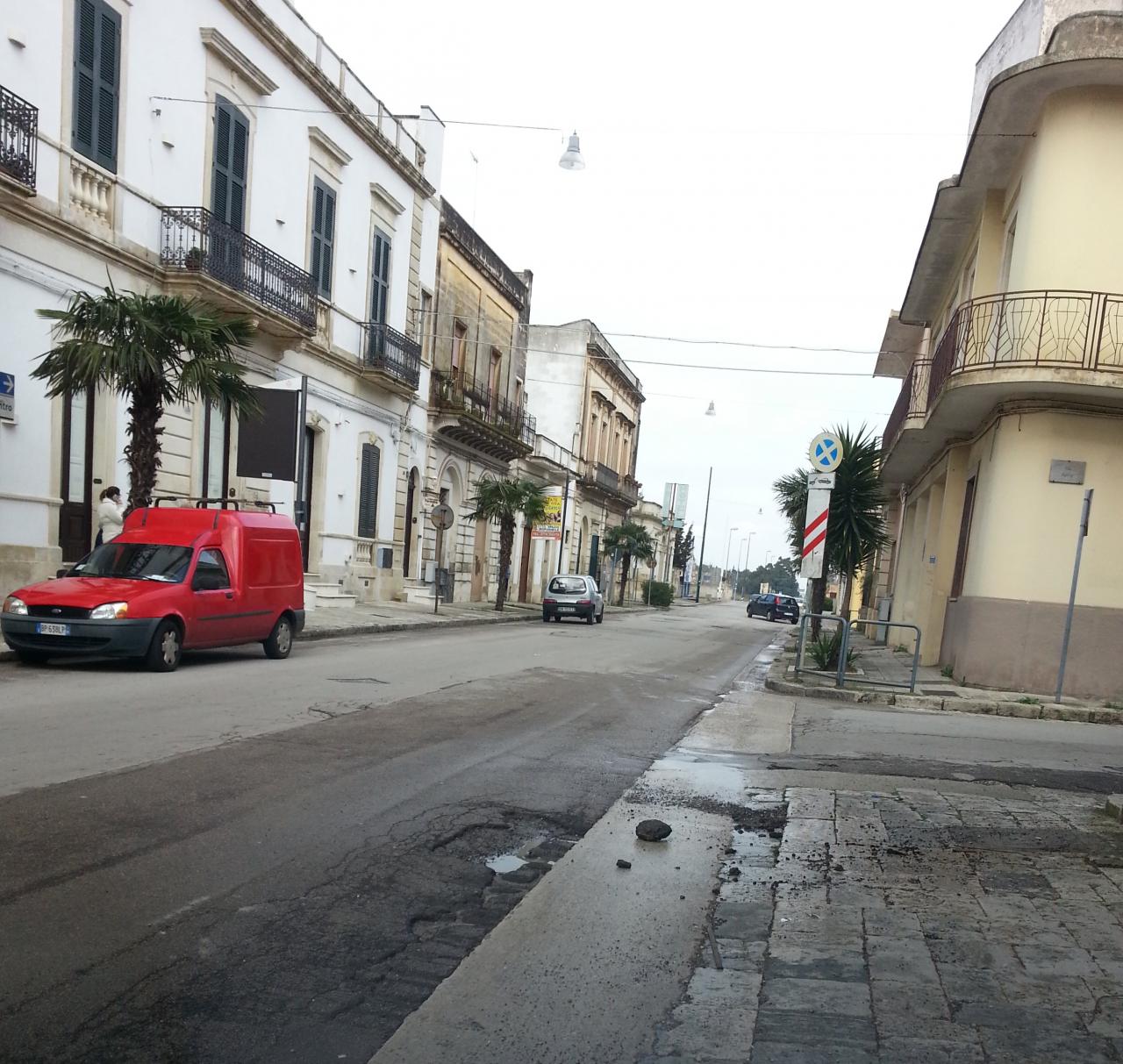 Sassi ed asfalto come proiettili in via Diaz