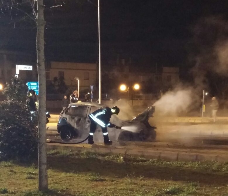 Va a fuoco una Punto, paura alla 167