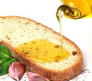 Pane e olio d'oliva, un ritorno al passato per vivere meglio Pane e olio d'oliva, un ritorno al passato per vivere meglio