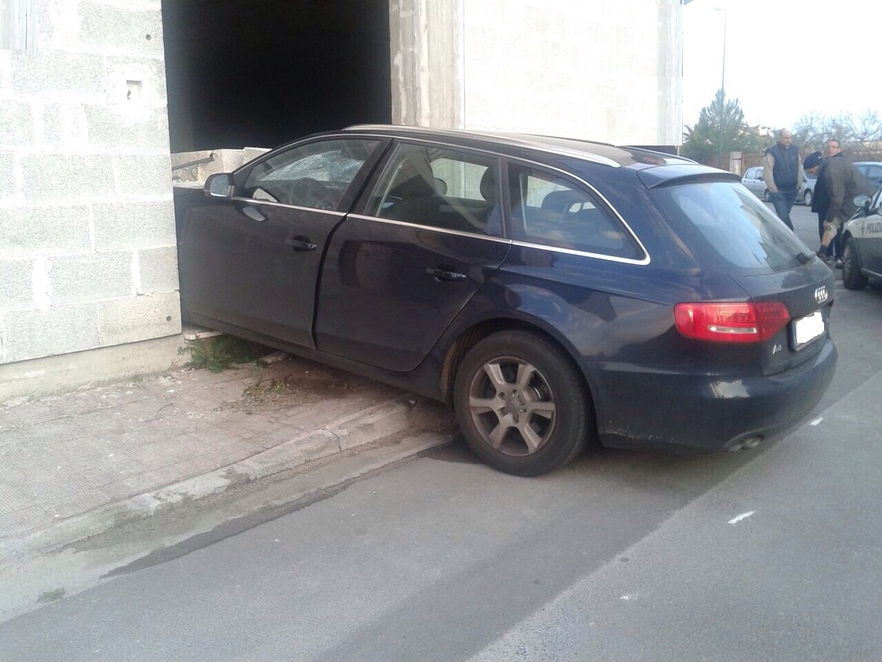 Audi abbatte lamiere e mattoni di una casa in costruzione, guidatore illeso