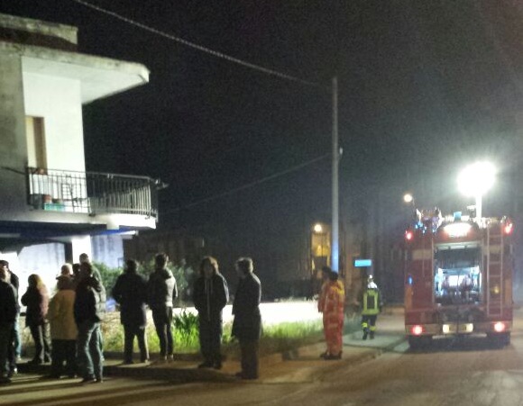 Auto in fiamme nella notte, paura in via D'Acquisto