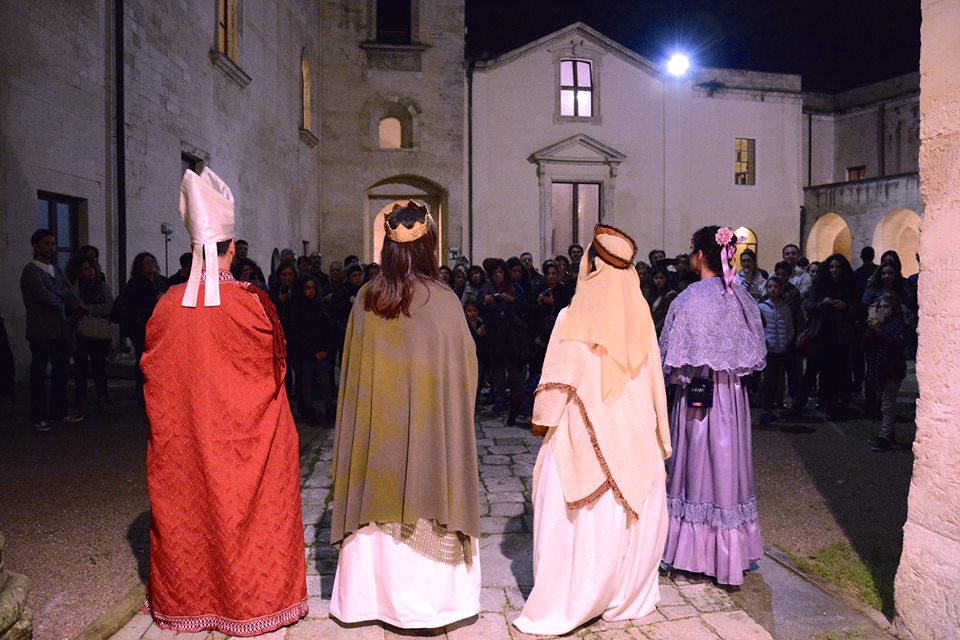 Intrigante visita al castello di Carlo V con gli attori di Improvvisart