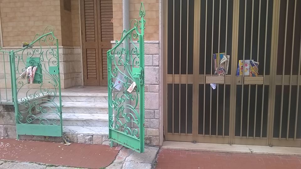 Volantinaggio selvaggio o concittadini sozzoni?