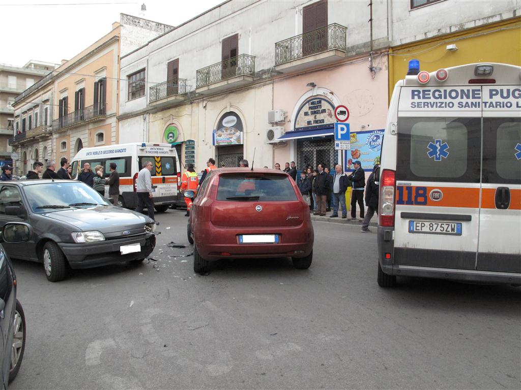 Scontro fra due auto in via Turati, ventunenne scende dalla sua Punto e si accascia a terra con la testa insanguinata