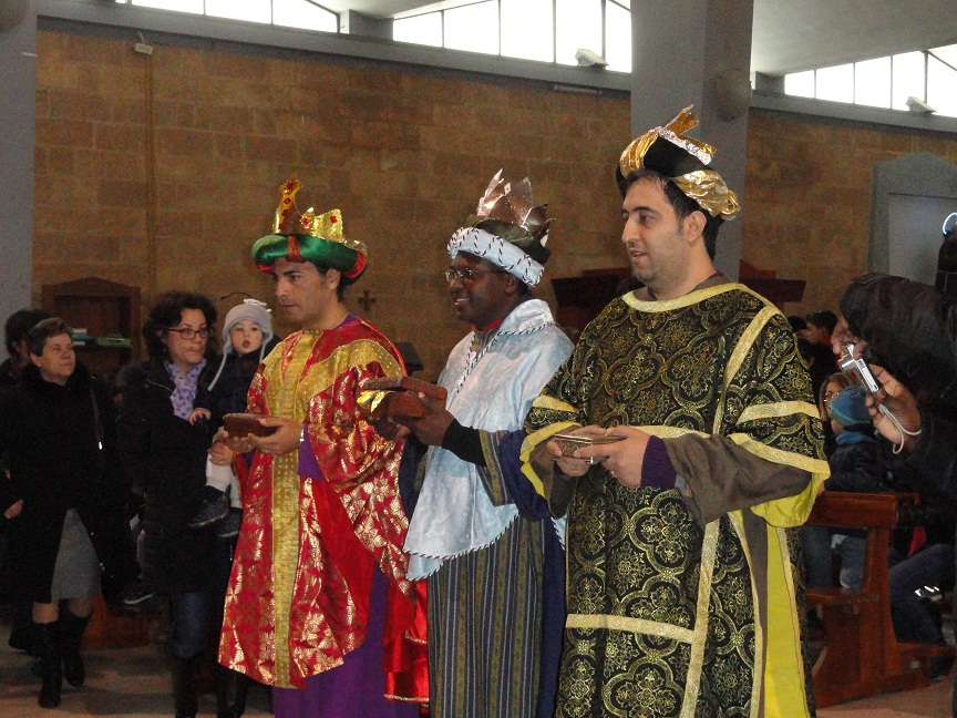 I Re Magi e la Befana in corteo per i bimbi del 'Cuore Immacolato di Maria'