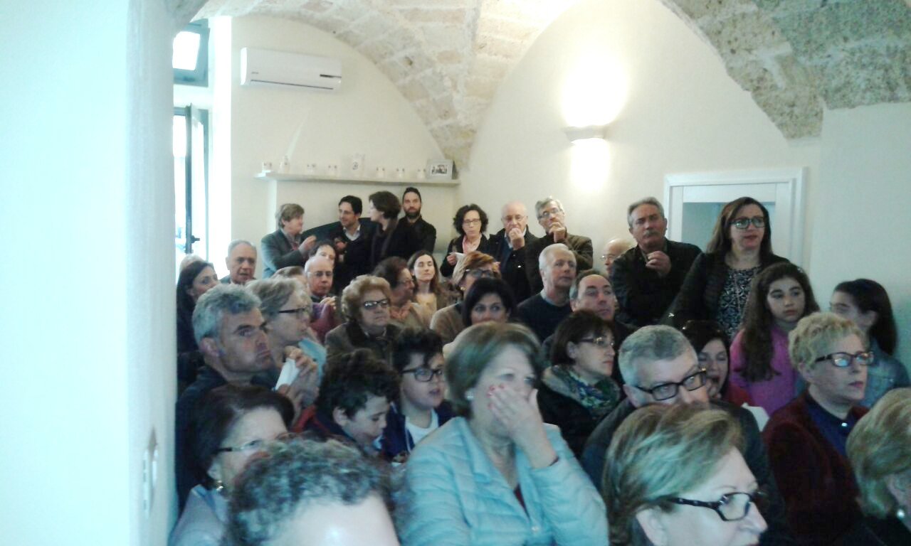 Una piccola sala per una grande folla 'affamata' di pane