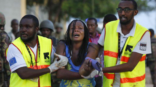 Un minuto di silenzio per ricordare gli studenti uccisi in Kenya Un minuto di silenzio per ricordare gli studenti uccisi in Kenya
