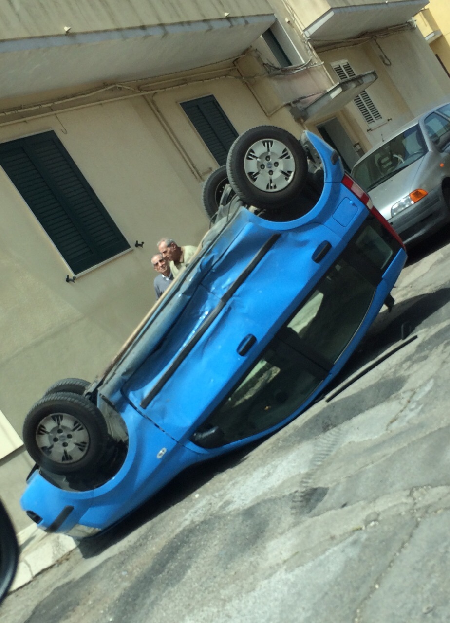 Spettacolare incidente in via Caserta Spettacolare incidente in via Caserta