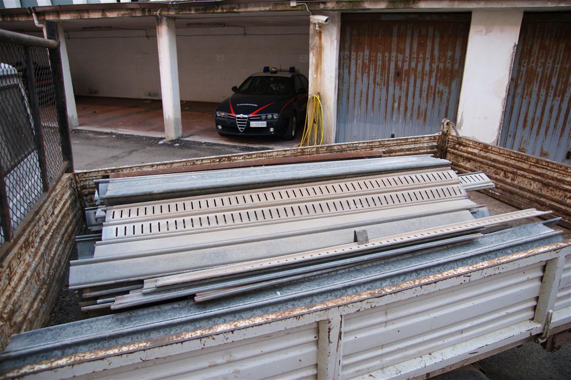 Sorpresi a rubare ferro in un mobilificio e condannati ai domiciliari per direttissima