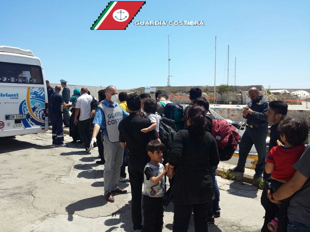 Soccorsi 75 migranti a bordo di un veliero al largo di Tricase