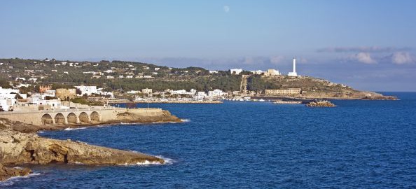 Salvati 34 migranti abbandonati su un gommone al largo di Leuca Salvati 34 migranti abbandonati su un gommone al largo di Leuca