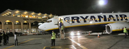 Perdono l'aereo e tentano di bloccarlo in pista. Fermati a Malta un galatinese ed una ragazza di Aradeo Perdono l'aereo e tentano di bloccarlo in pista. Fermati a Malta un galatinese ed una ragazza di Aradeo