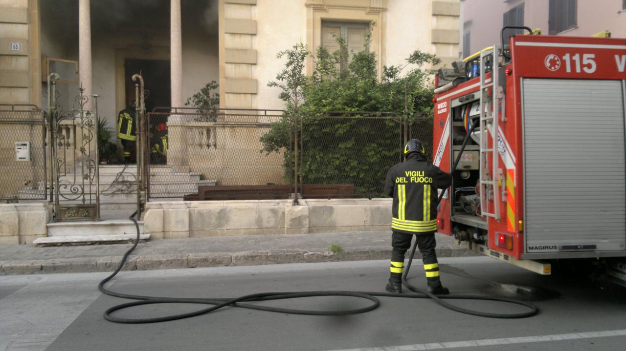 Incendio in via Roma, anziana salvata dal 118