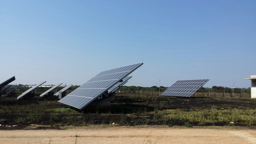 Il fuoco minaccia il campo fotovoltaico sulla Galatina-Lecce