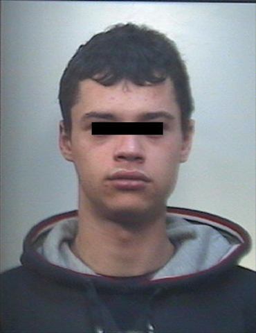 Rapinano un'anziana con un bastone uncinato, arrestati due giovani