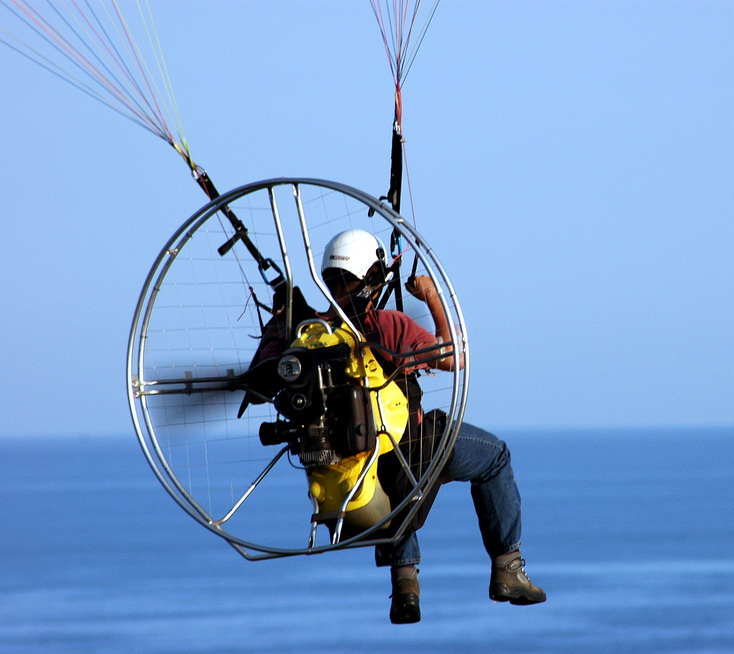 Parapendio a motore precipita a Torre Lapillo, sfiorata la tragedia