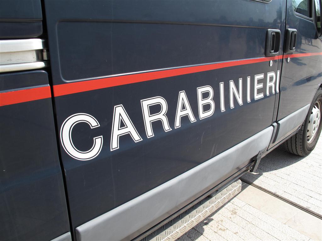 Rissa in una strada del centro, un uomo pestato a sangue viene salvato dai Carabinieri