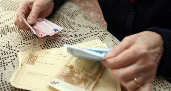 Si spaccia per impiegato dell'Inps e truffa due anziani