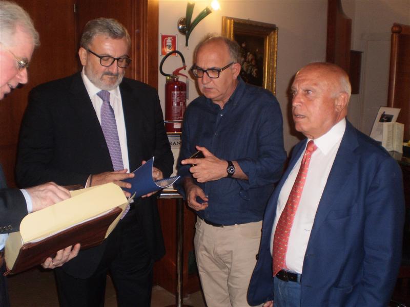 Montagna consegna ad Emiliano la 'Carta di Galatina'