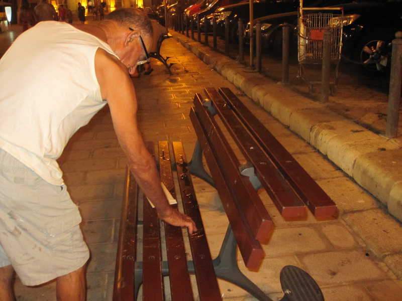 Scherzo di cattivo gusto, colla sulle panchine del 'Canneto'