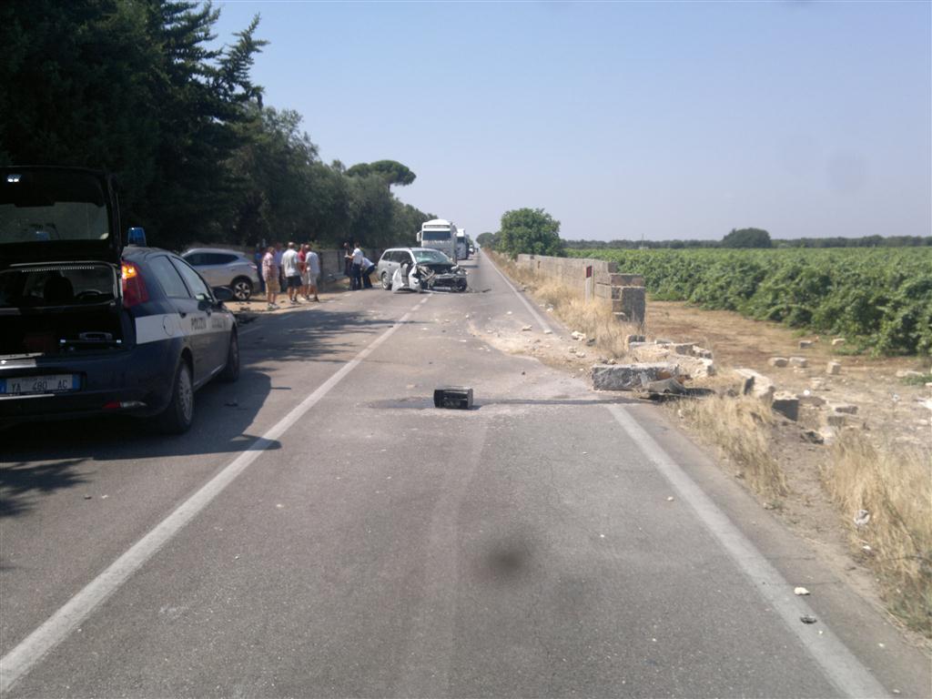 Auto fuori controllo abbatte due muri, perde il motore e rimane distrutta, miracolosamente indenni gli occupanti