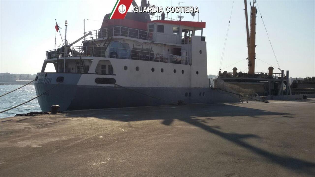 Nave albanese bloccata nel porto di Otranto Nave albanese bloccata nel porto di Otranto