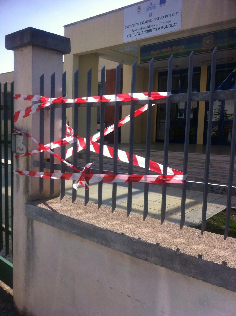 Pericolo alla Giovanni XXIII, si è staccata una ringhiera