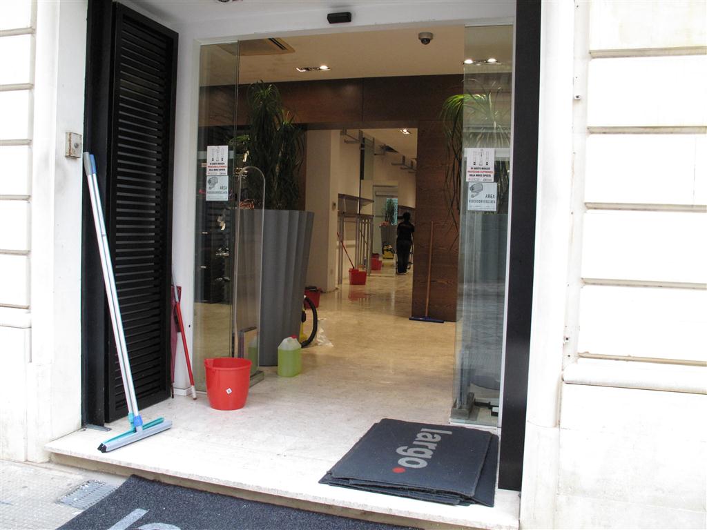 Cadono alberi e pali. Allagato il negozio di Largo