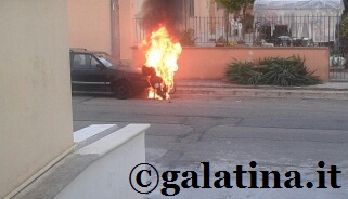 Ciclomotore in fiamme in via Brescia a Galatina, denunciato il proprietario Ciclomotore in fiamme in via Brescia a Galatina, denunciato il proprietario
