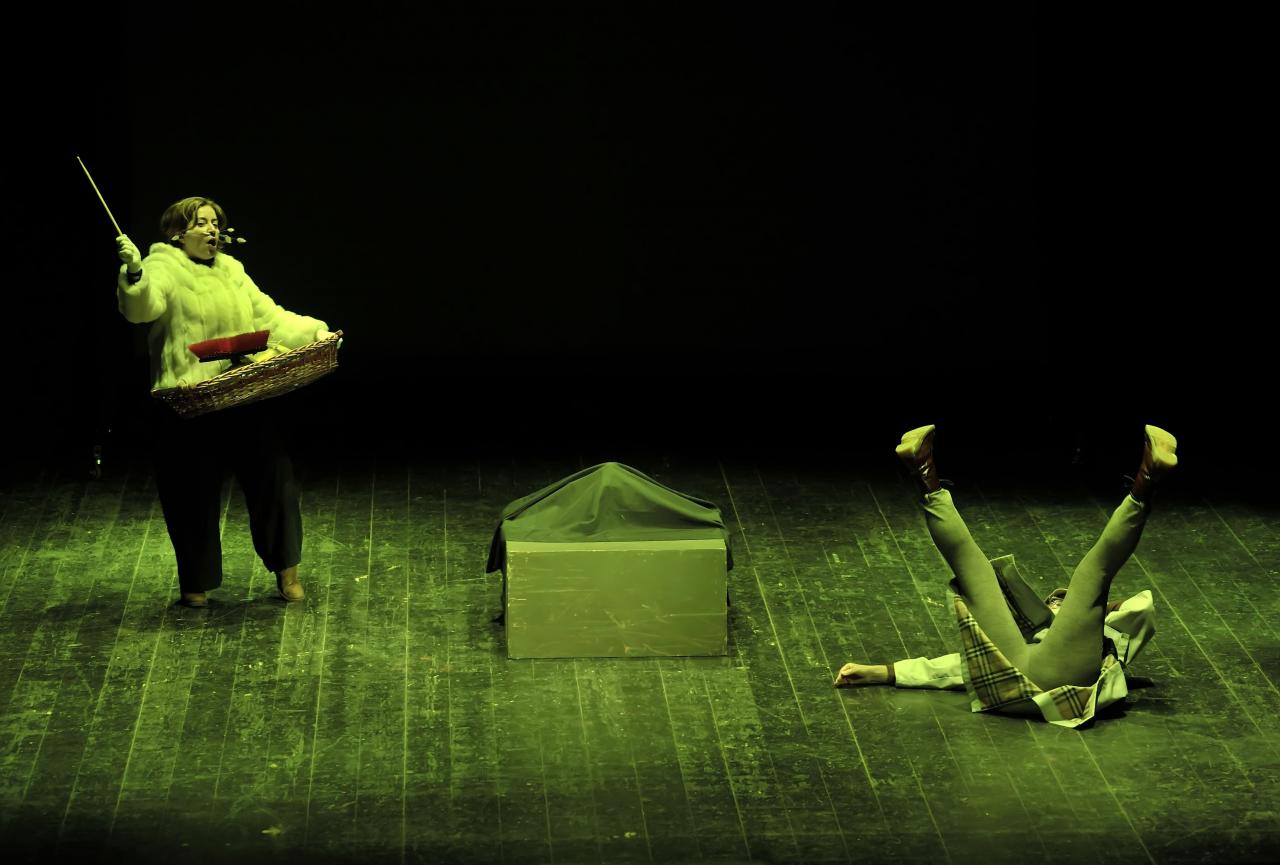 "Storie di lupo" al 'Domenico Modugno' "Storie di lupo" al 'Domenico Modugno'