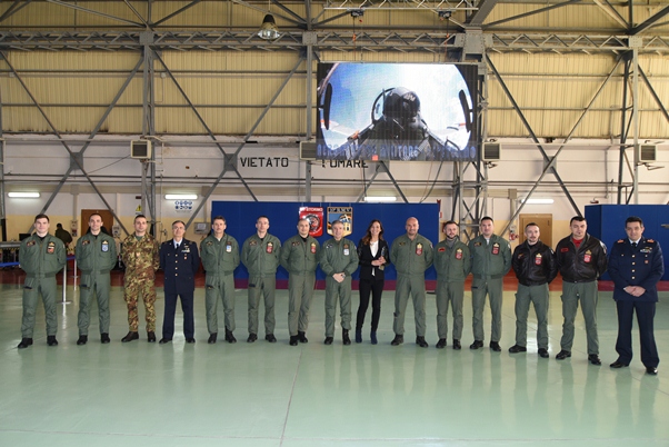 Presentato agli studenti salentini il calendario 2016 dell'Aeronautica Militare