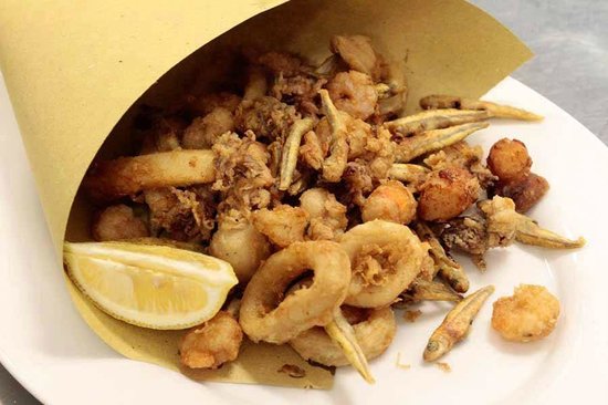 Cartocci di pesce fritto a “miglio zero”