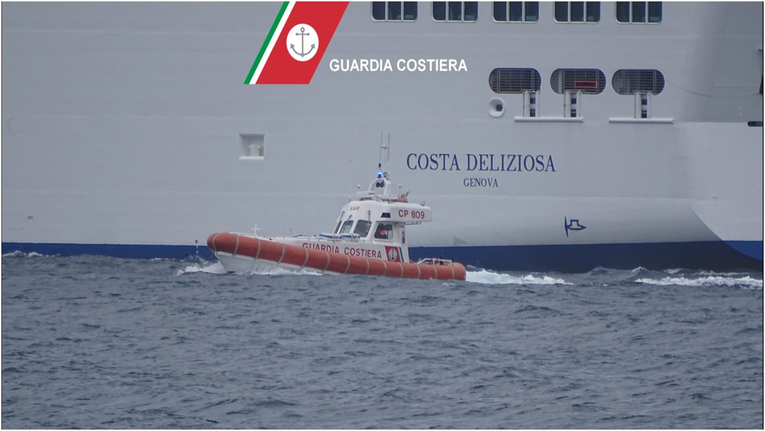 Le motovedette della Guardia Costiera di Otranto prelevano dalla Costa Deliziosa due minorenni in preda a forti dolori addominali