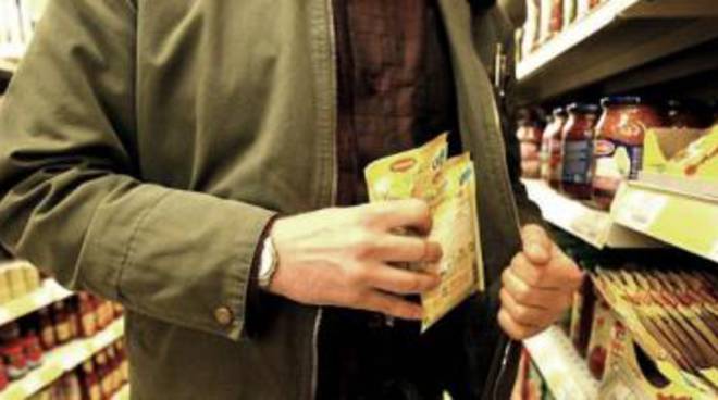 Chi ruba per mangiare non è punibile Chi ruba per mangiare non è punibile