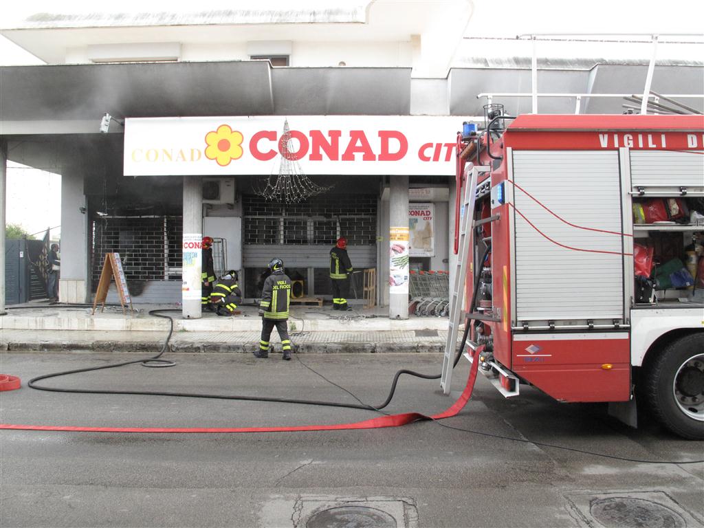 Violento incendio al Conad di via Corigliano