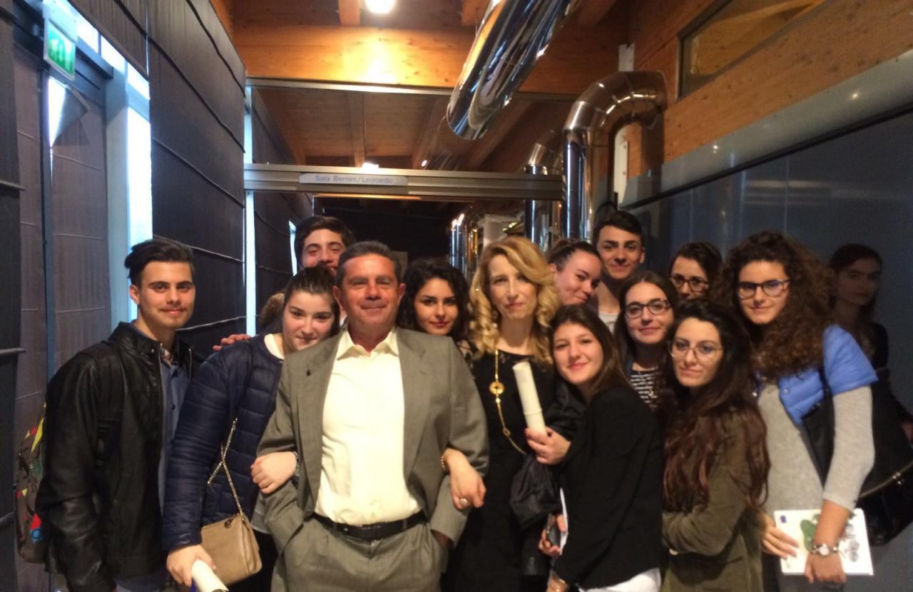 I ragazzi del "Vallone" premiati alla Festa dell'Europa I ragazzi del "Vallone" premiati alla Festa dell'Europa