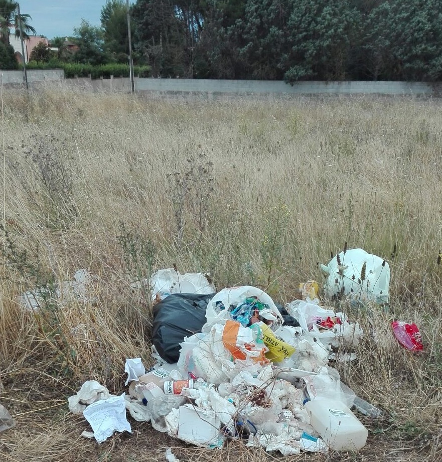Scopre chi aveva buttato i rifiuti sul suo terreno e chiama i Vigili. Scatteranno le severe sanzioni previste dall'Ordinanza sindacale Scopre chi aveva buttato i rifiuti sul suo terreno e chiama i Vigili. Scatteranno le severe sanzioni previste dall'Ordinanza sindacale