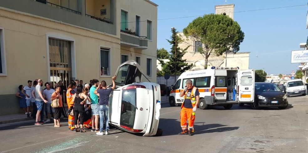 Bloccata nell'auto rovesciata esce con l'aiuto del padre