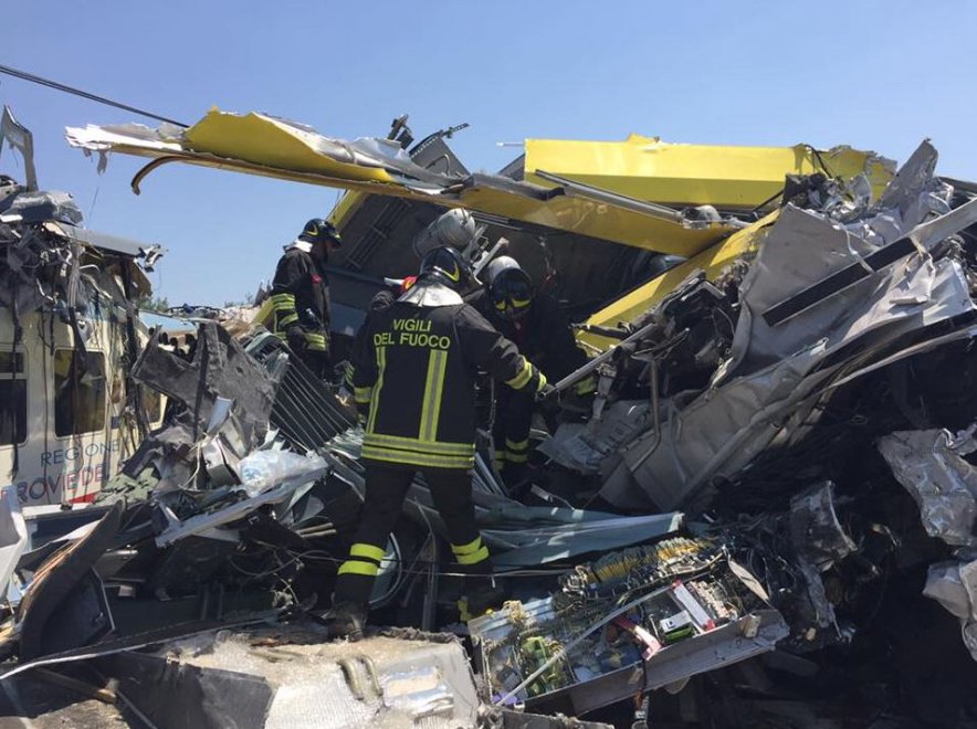 La tragedia. E il suo contorno. La tragedia. E il suo contorno.