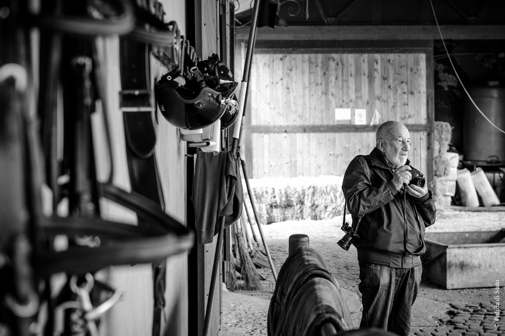 Gli scatti di Gianni Berengo Gardin nel calendario 2017 della Polizia di Stato