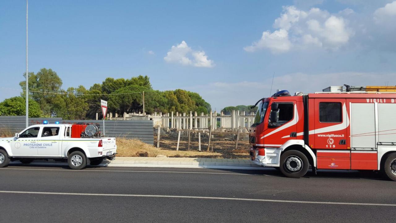 Le fiamme minacciano un asilo su via Noha